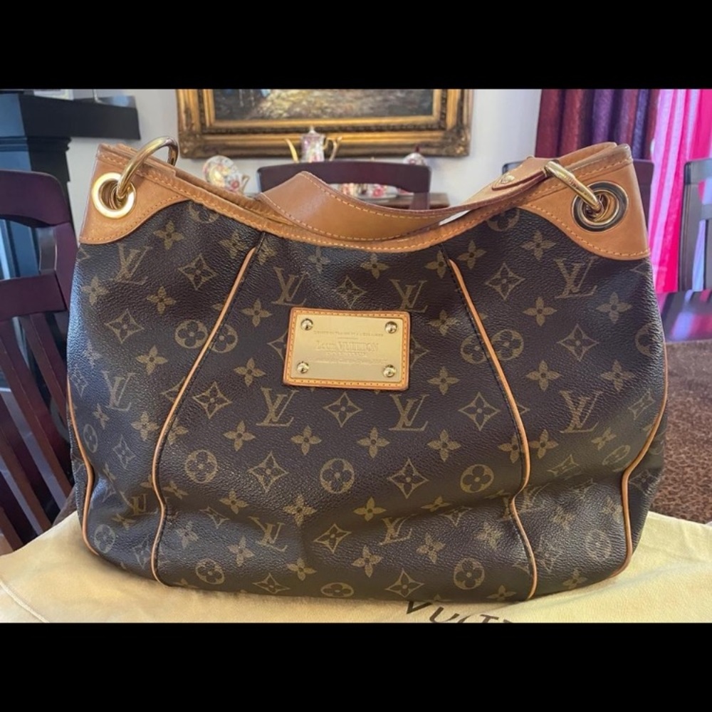 ouis Vuitton handbag with dush bag and receipt 100% authentique